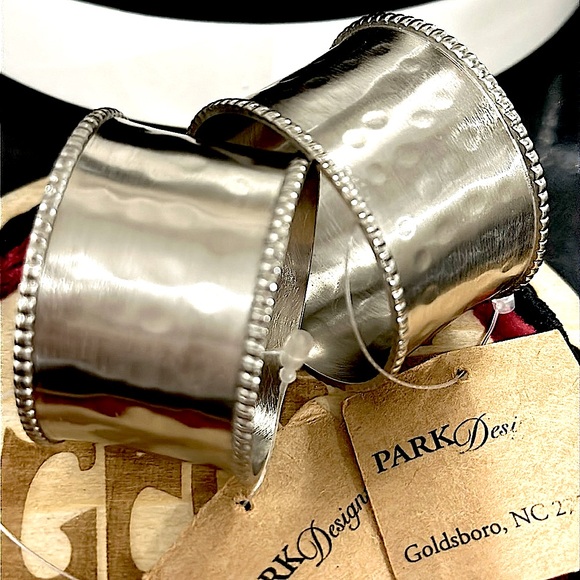 NWT Set of two hammered, Pewter style napkin rings absolutely stunning! - Picture 2 of 4
